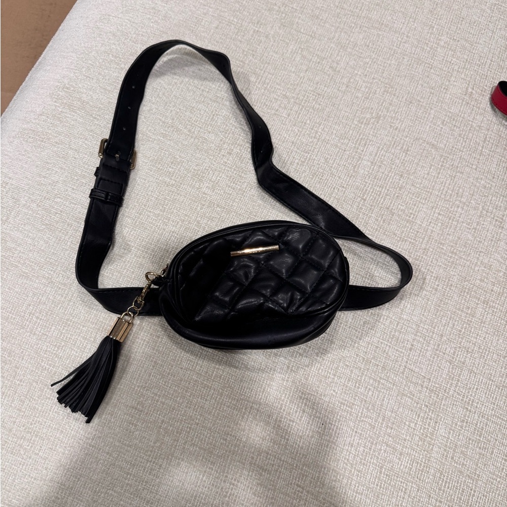 Sleek Black Crossbody Bag with Adjustable Strap and Quilted Texture